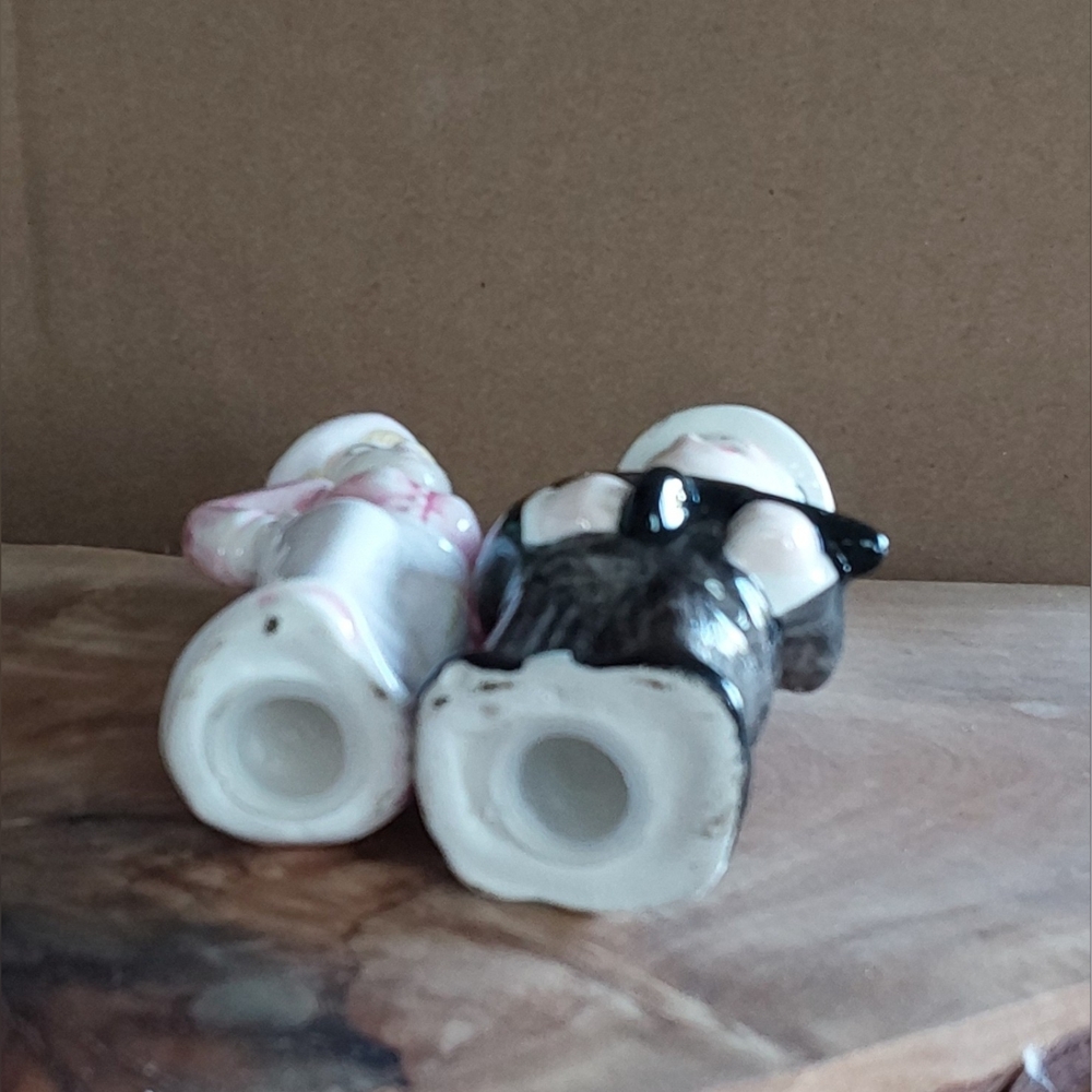 VINTAGE ENESCO BONNIE & CLYDE SALT & PEPPER SHAKERS - Picture 5 of 5